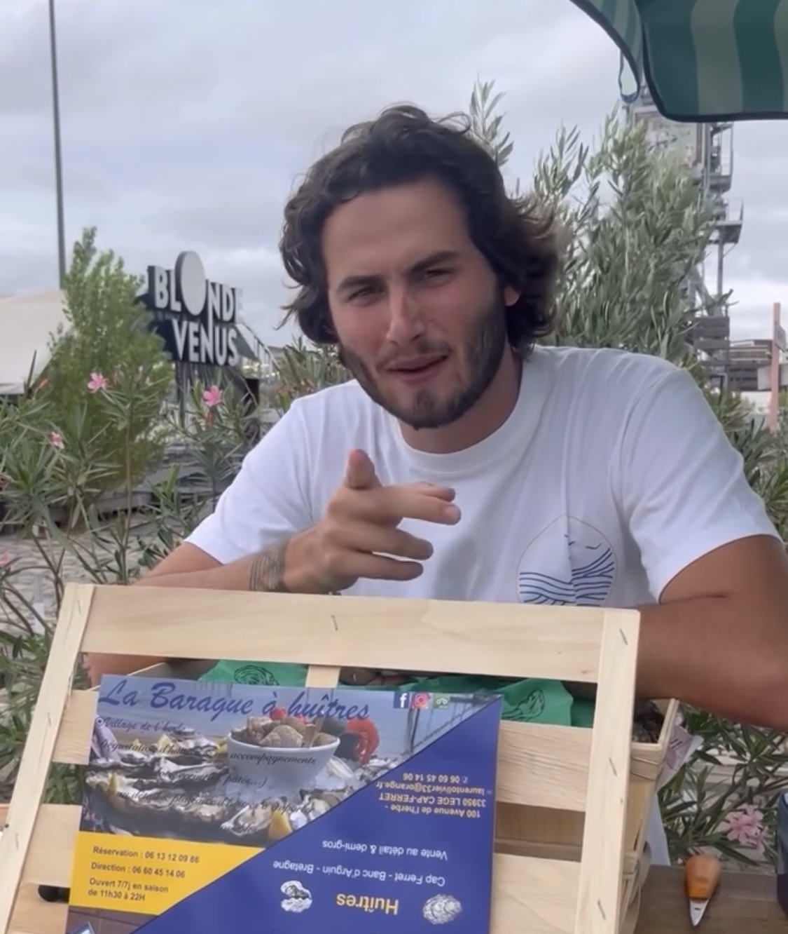 Un associé Dimanchuitres souriant derrière son stand lors d'un pop-up à Bordeaux