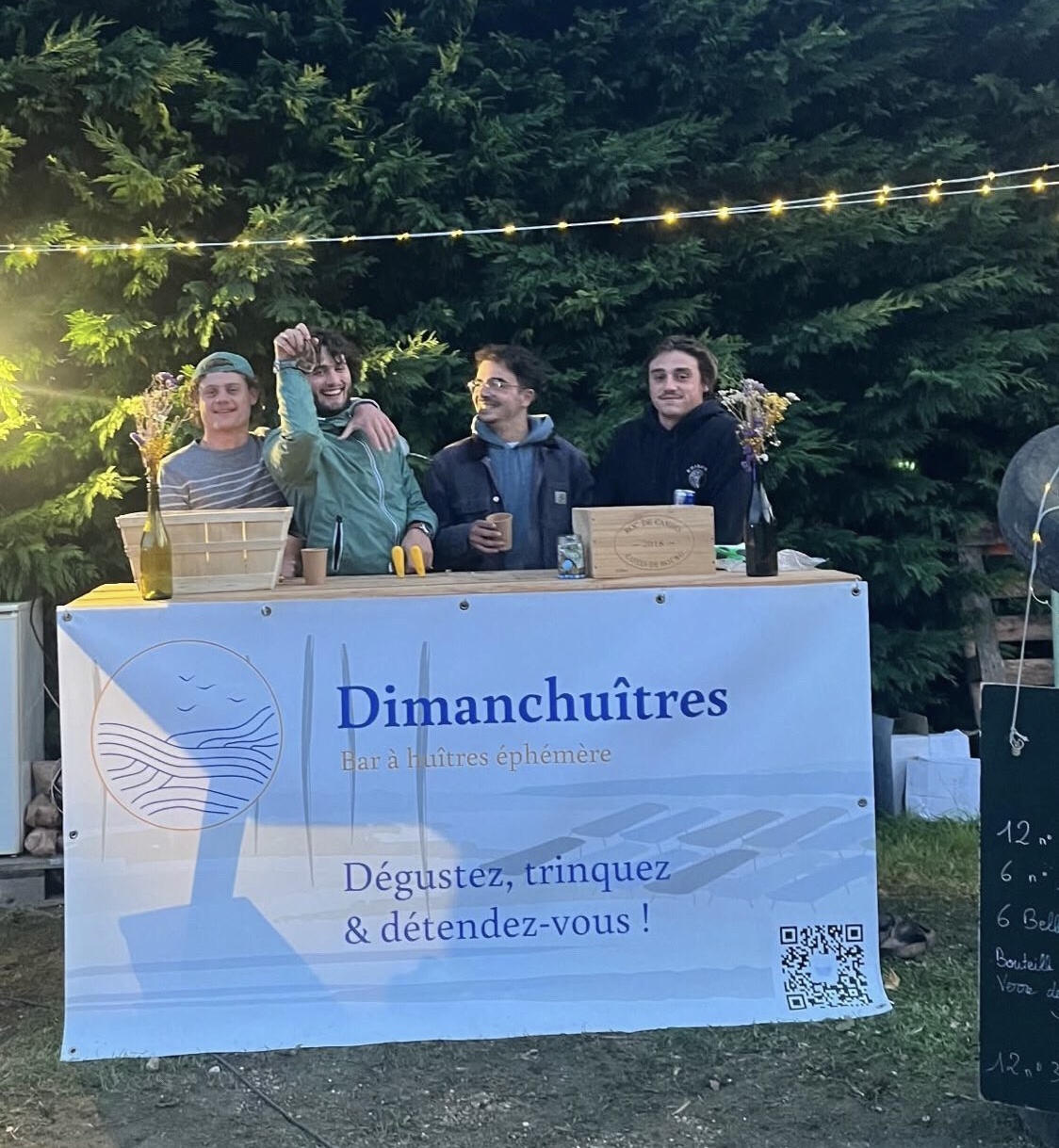 Stand de bar à huîtres Dimanchuitres avec banderole lors d'un événement professionnel
