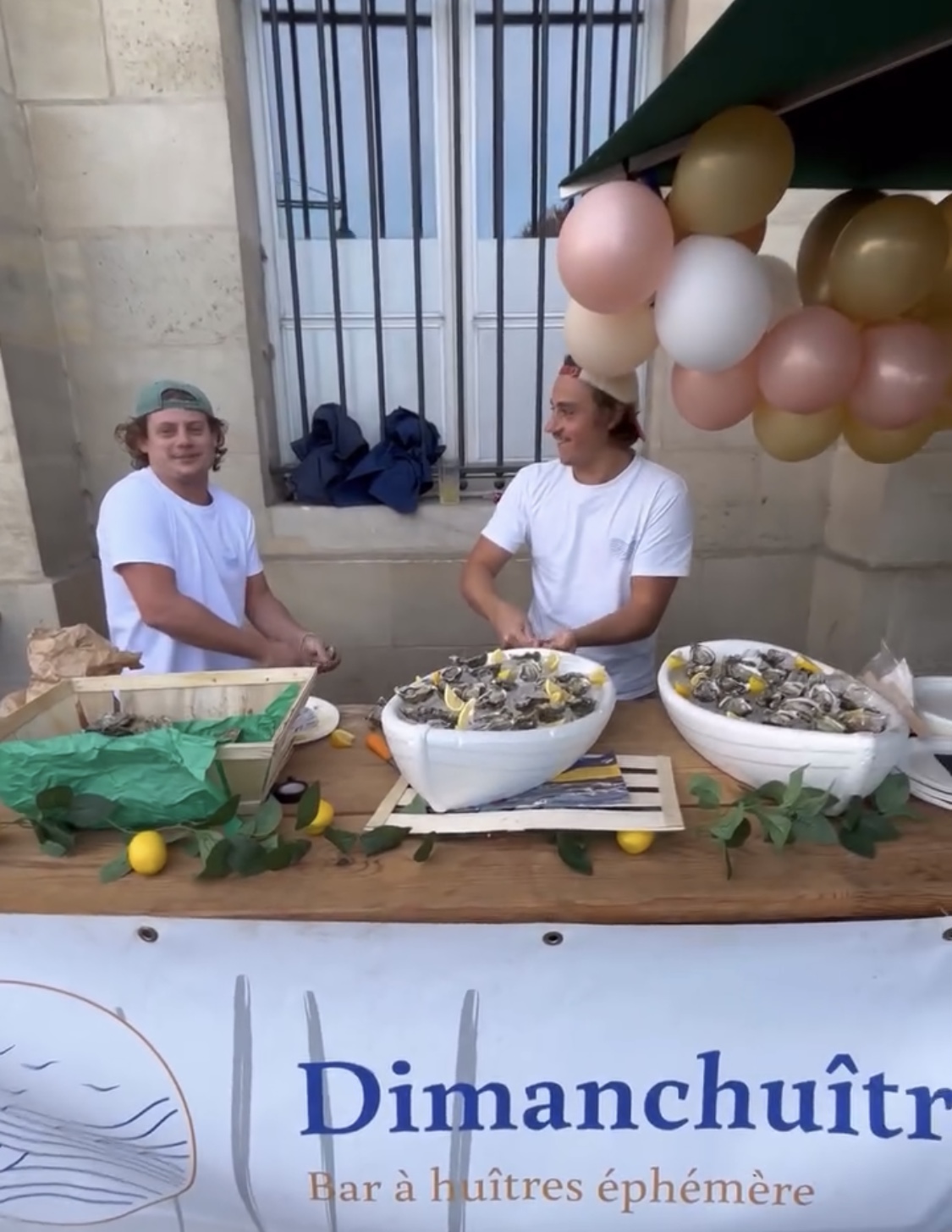 Stand Dimanchuitres décoré de ballons pour un événement