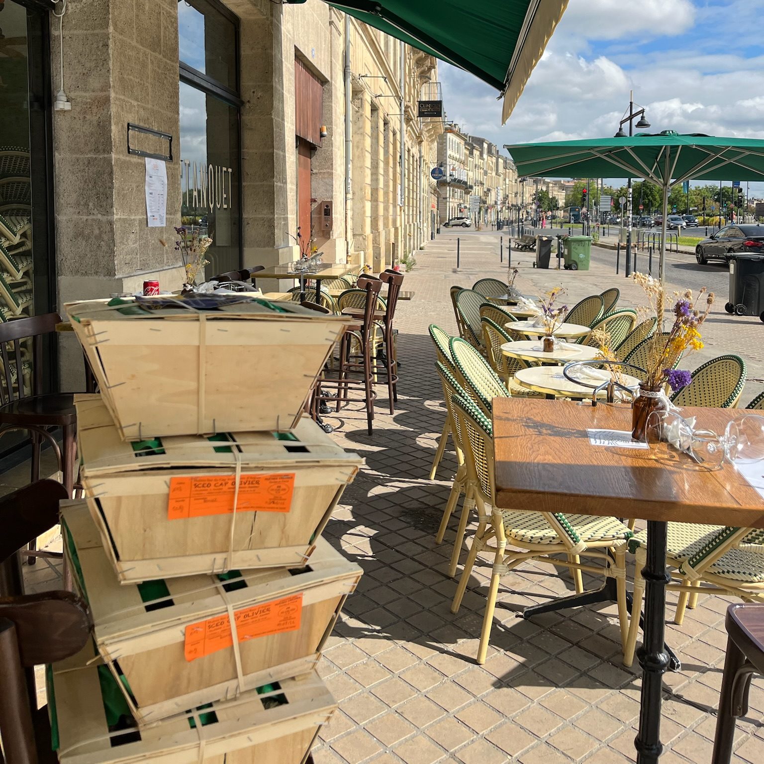Bourriches d'huîtres sur la terrasse d'un restaurant bordelais lors d'un des premiers pop-ups Dimanchuitres