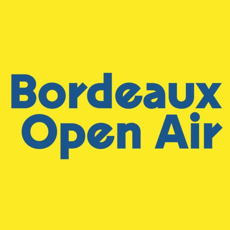 Logo officiel de Bordeaux Open Air présentant le nom de l'événement écrit en lettres grasses bleues sur un fond jaune vif uni. Partenaire de Dimanch'Huîtres pour les animations de bars à huîtres éphémères lors de festivals en Gironde.