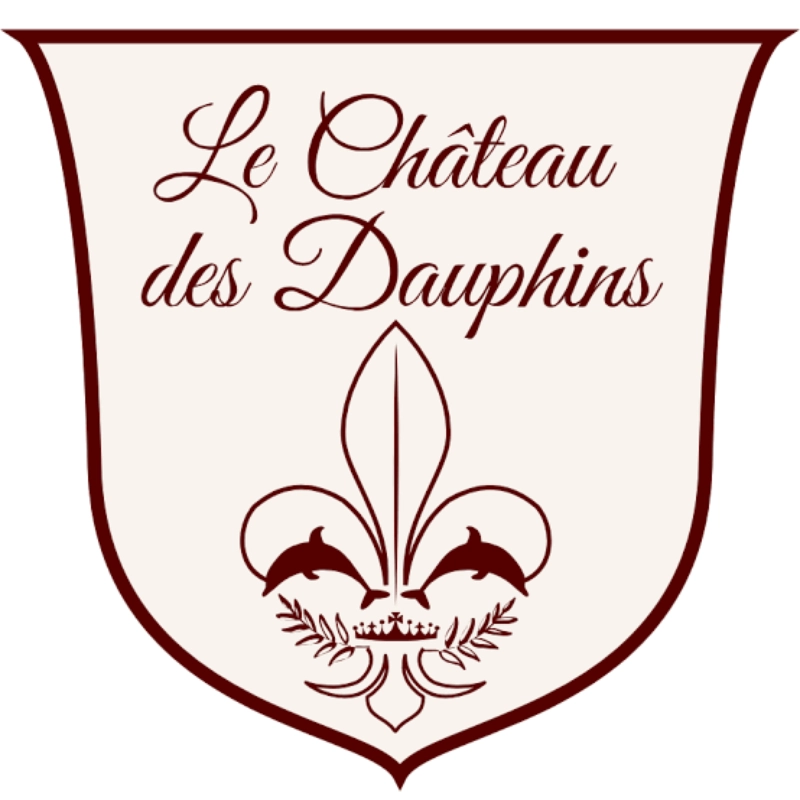 Logo officiel Le Château des Dauphins sous forme de blason de couleur bordeaux, orné d'une fleur de lys stylisée et de deux dauphins. Lieu de réception d'exception et partenaire pour les prestations de bars à huîtres mobiles en Gironde.