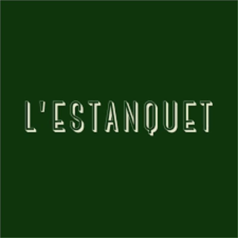 Logo officiel de L'Estanquet Bordeaux présentant le nom écrit en lettres capitales écrues avec un effet d'ombrage en relief, le tout centré sur un fond vert sapin uni. Partenaire événementiel de Dimanch'Huîtres en Gironde.