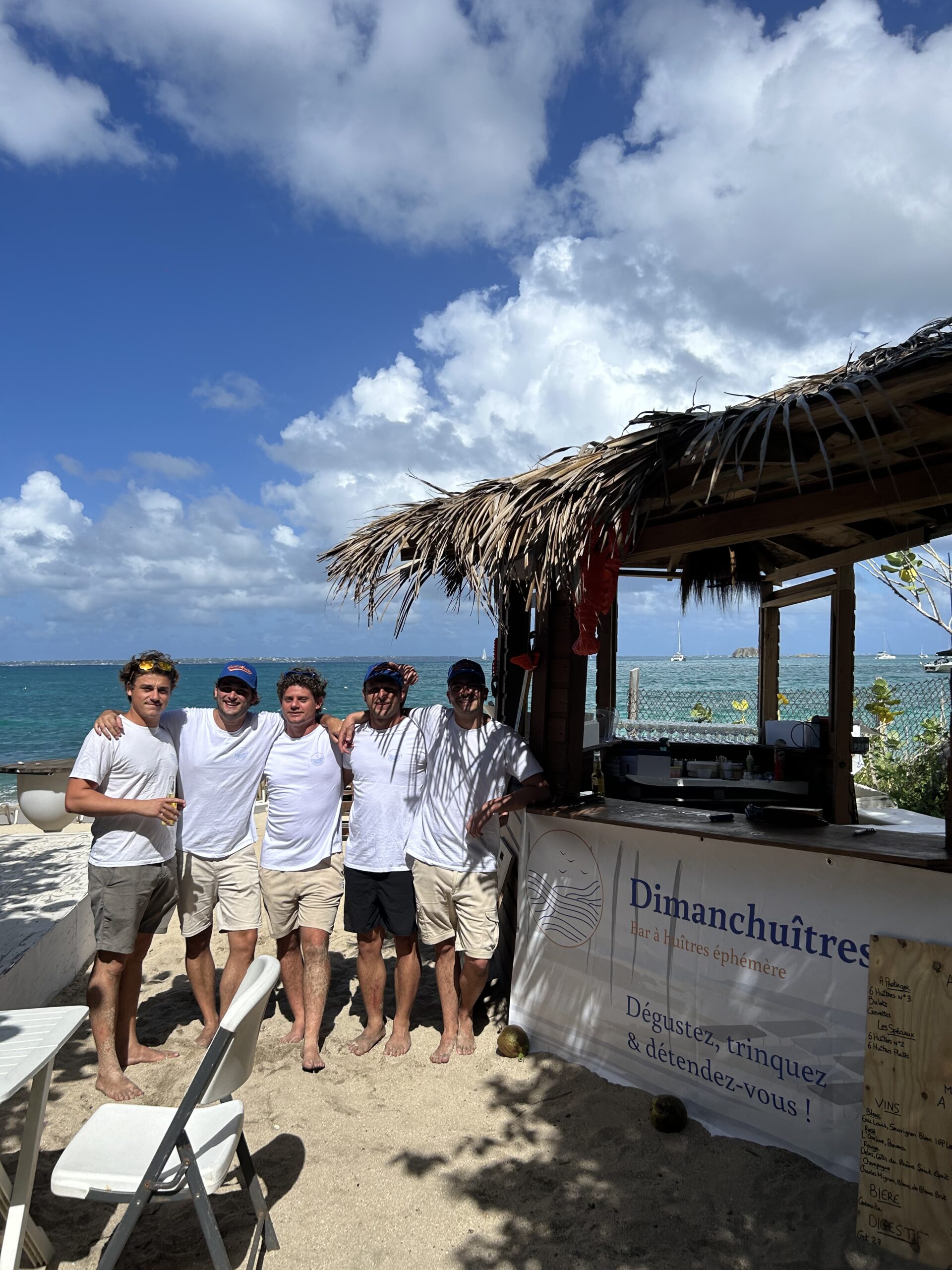 L'équipe Dimanchuitres devant son stand sur une plage de Saint-Martin aux Antilles