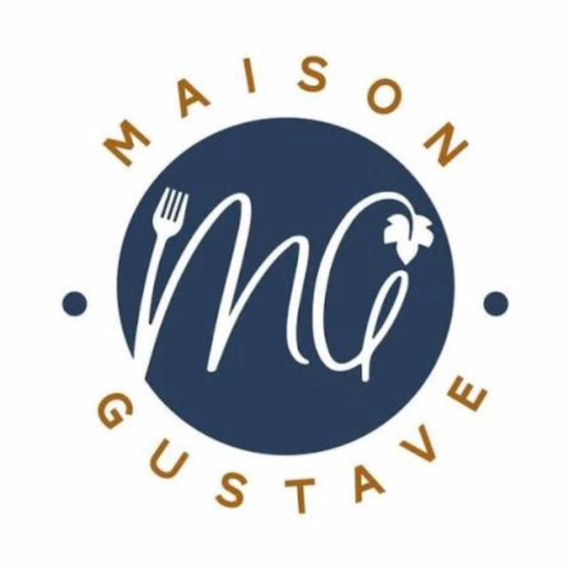 Logo officiel de la Maison Gustave présentant un médaillon bleu marine orné du monogramme blanc MG stylisé avec une fourchette et une feuille de vigne, entouré du nom en lettres dorées. Partenaire traiteur d'exception pour les événements de Dimanch'Huîtres en Gironde.