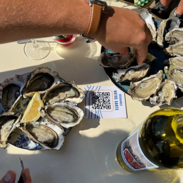 Présentation d'huîtres ouvertes avec citron et vin blanc