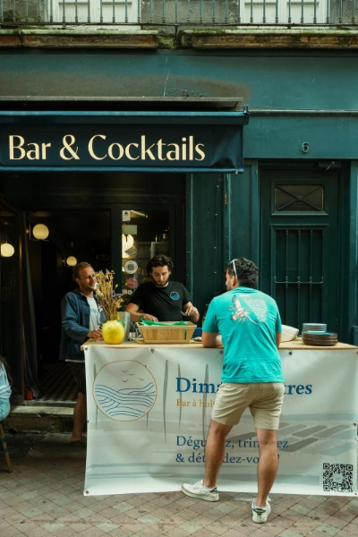 Comptoir Dimanchuitres installé devant un bar à cocktails pour un événement d'entreprise