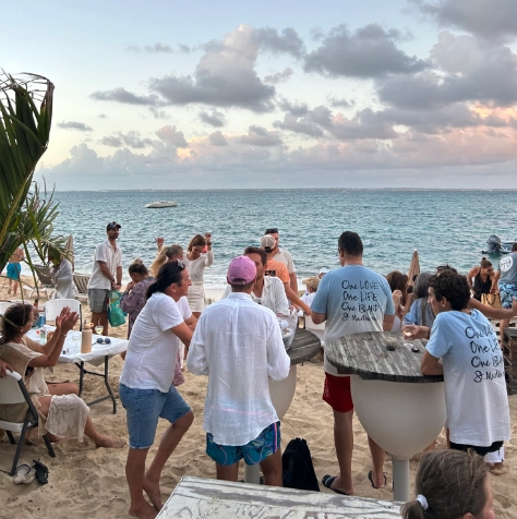 Prestation Dimanchuitres sur une plage de Saint-Martin aux Antilles