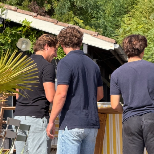 Trois écaillers de l'équipe Dimanc'Huîtres préparant le stand de bar à huîtres éphémère lors d'un événement privé en Gironde.
