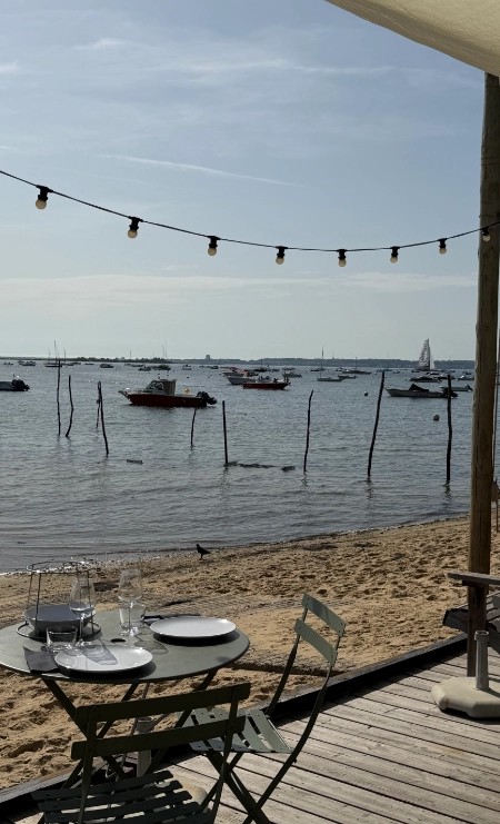 Ponton et terrasse au bord du Bassin d'Arcachon au Cap Ferret en été