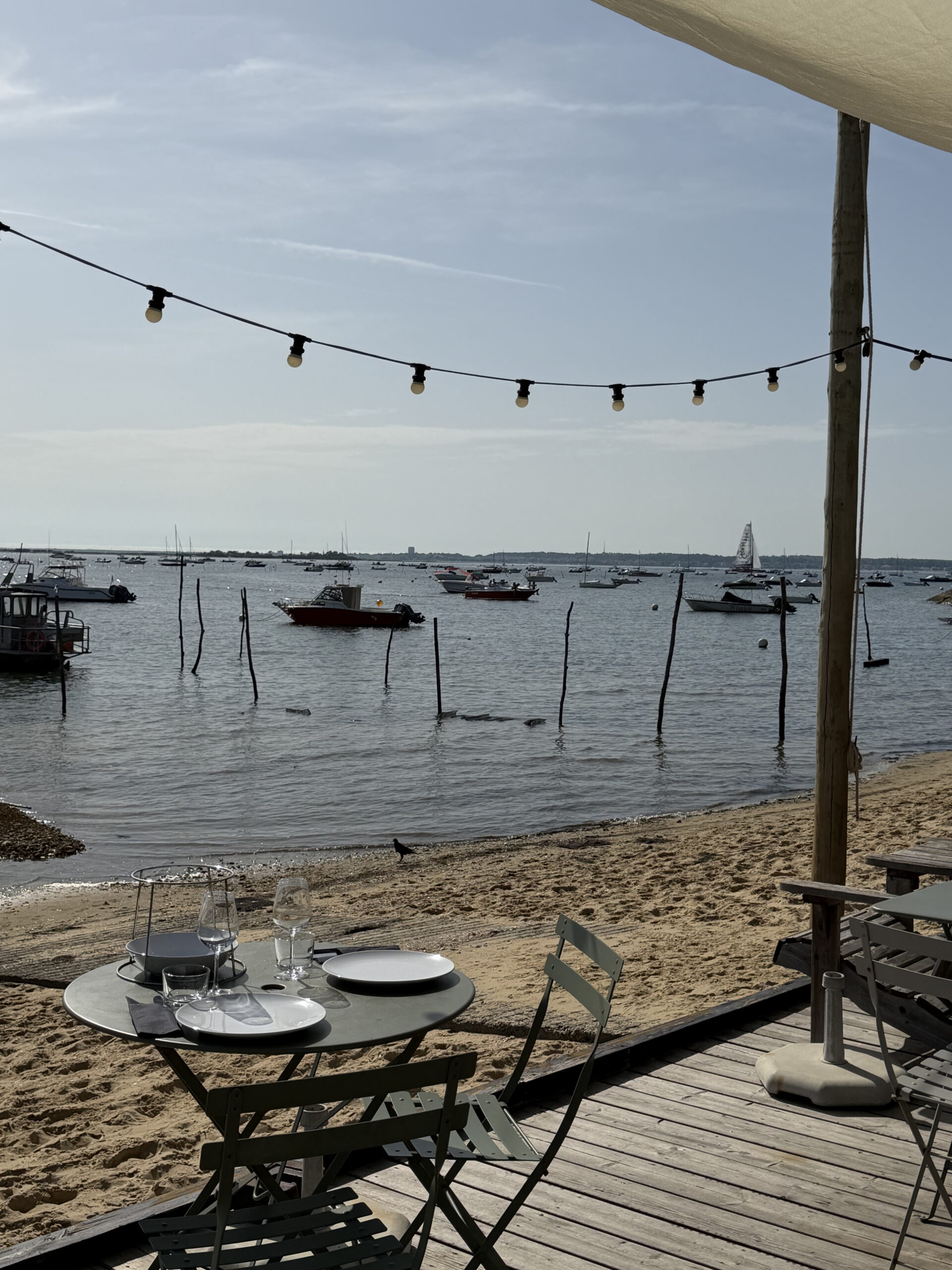 Terrasse en bois au bord du Bassin d'Arcachon dressée pour une réception au Cap Ferret