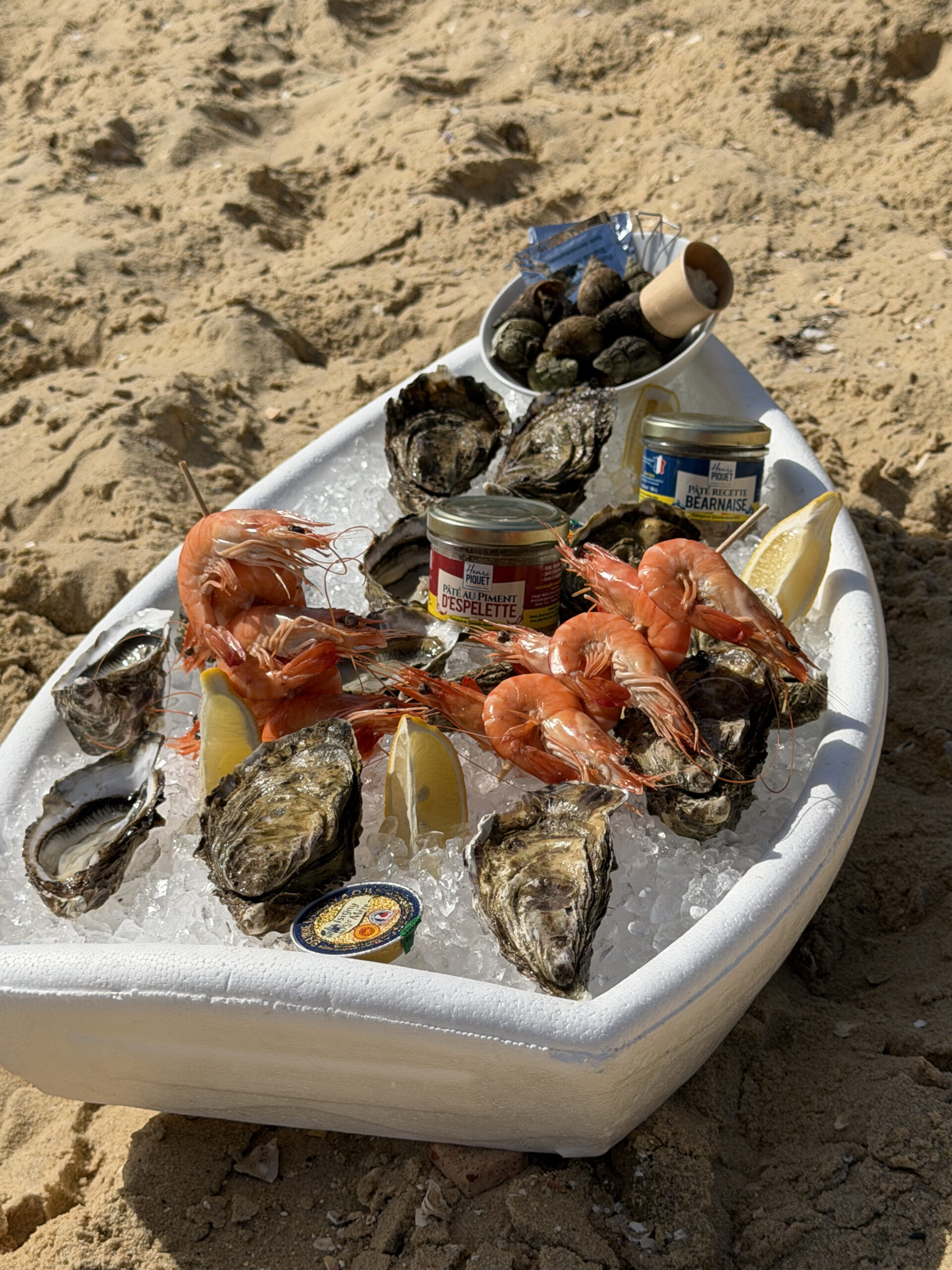 Barque d'huîtres et de crevettes posée sur le sable du Bassin d'Arcachon