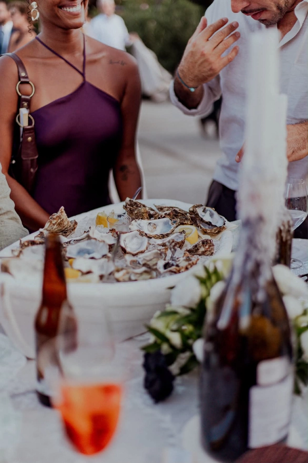 Invités élégants qui se servent en huîtres lors d'un mariage