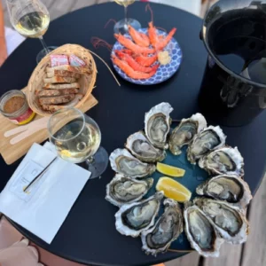 Assiette d'huîtres n°3 du Cap Ferret dressées avec citrons, verre de vin blanc et crevettes fraîches pour animation traiteur cocktail par Dimanc'Huîtres à Bordeaux.