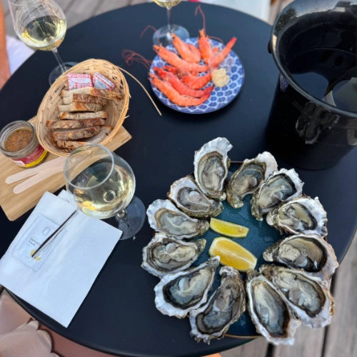 Assiette d'huîtres n°3 du Cap Ferret dressées avec citrons, verre de vin blanc et crevettes fraîches pour animation traiteur cocktail par Dimanc'Huîtres à Bordeaux.