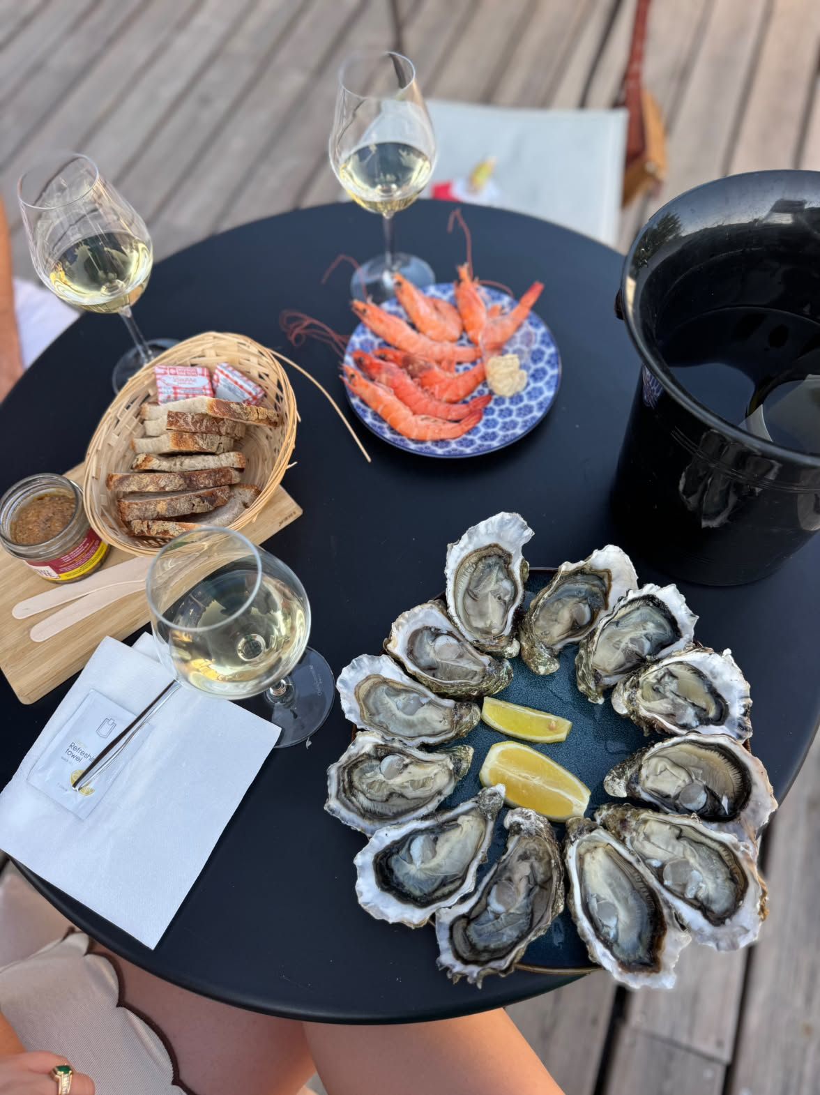 Plateau d'huîtres et crevettes avec verres de vin blanc