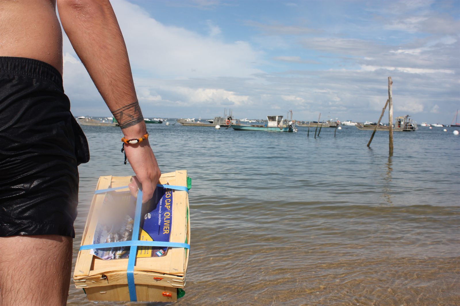 Bourriche d'huîtres posée sur les parcs du Grand Banc, Bassin d'Arcachon
