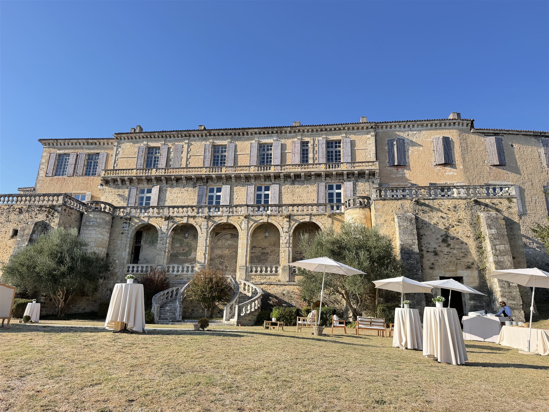 Château en Gironde préparé pour une réception avec bar à huîtres