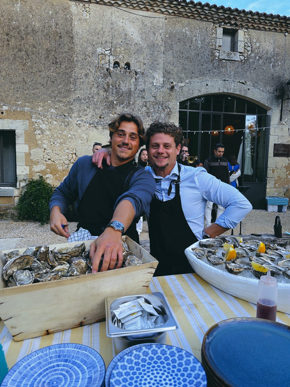 Comptoir du bar à huîtres avec plateaux d'huîtres pendant un événement