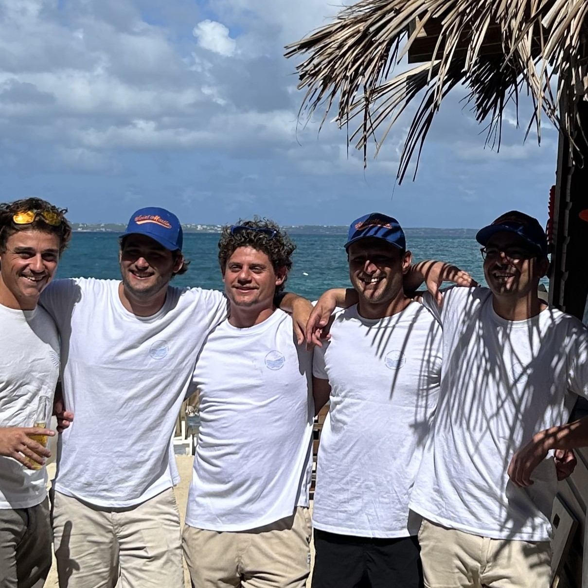 L'équipe Dimanchuitres et ses amis réunis sur une plage de Saint-Martin