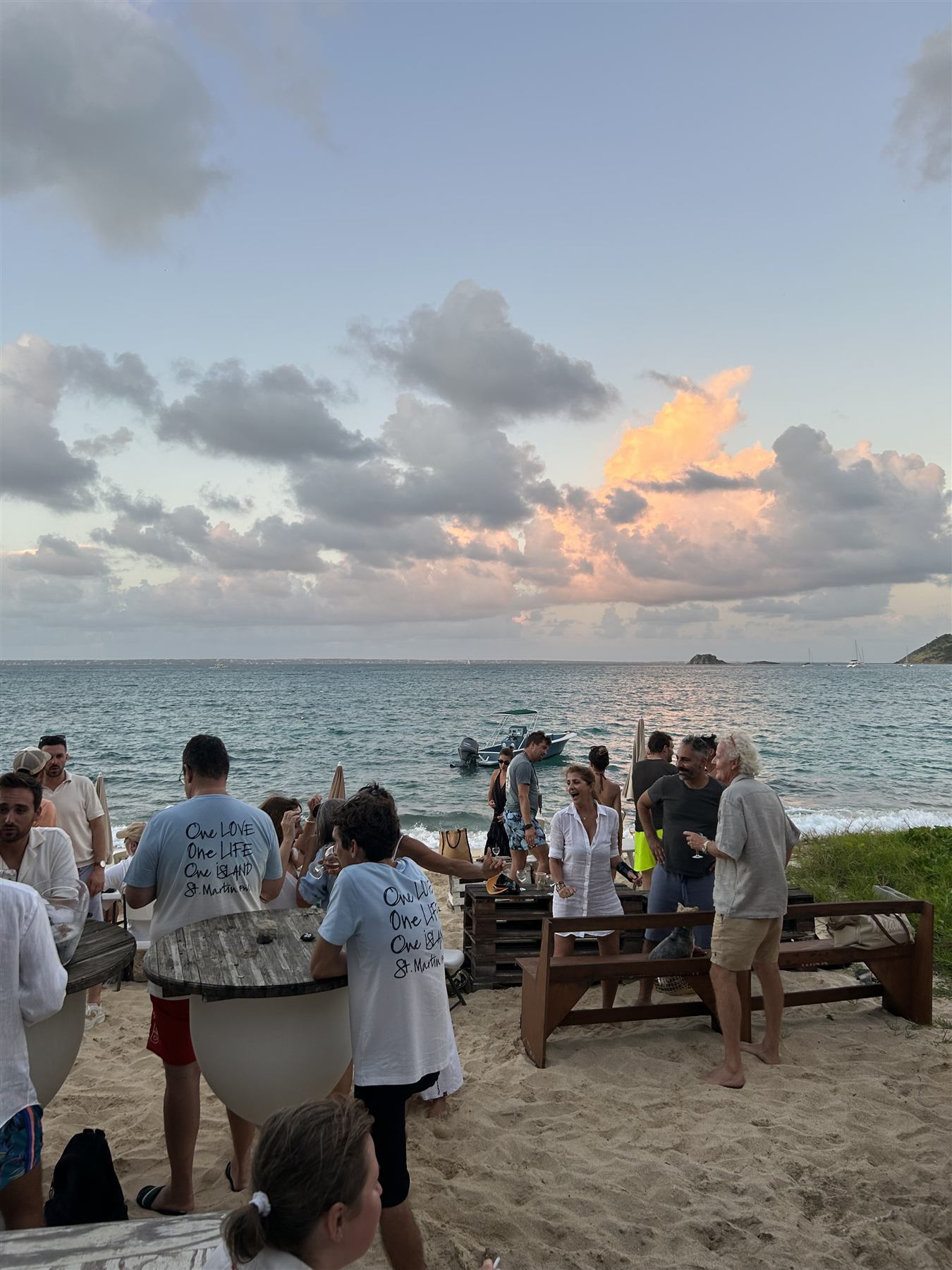 Dégustation d'huîtres du Cap Ferret sur une plage de Saint-Martin aux Antilles au coucher du soleil
