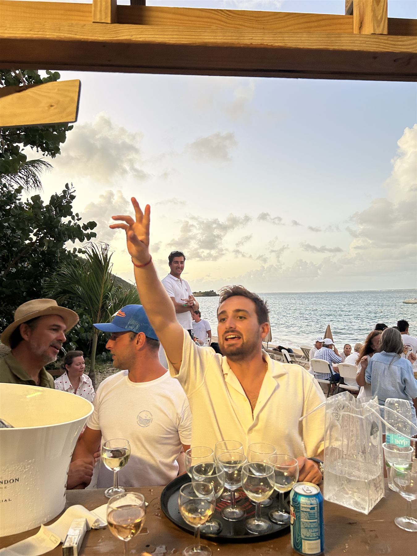 Service d'huîtres du Bassin d'Arcachon dans un bar de plage à Saint-Martin