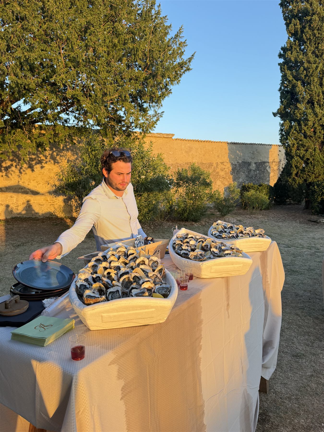 Barques d'huîtres dressées au coucher du soleil dans la cour d'un château pour un vin d'honneur de mariage